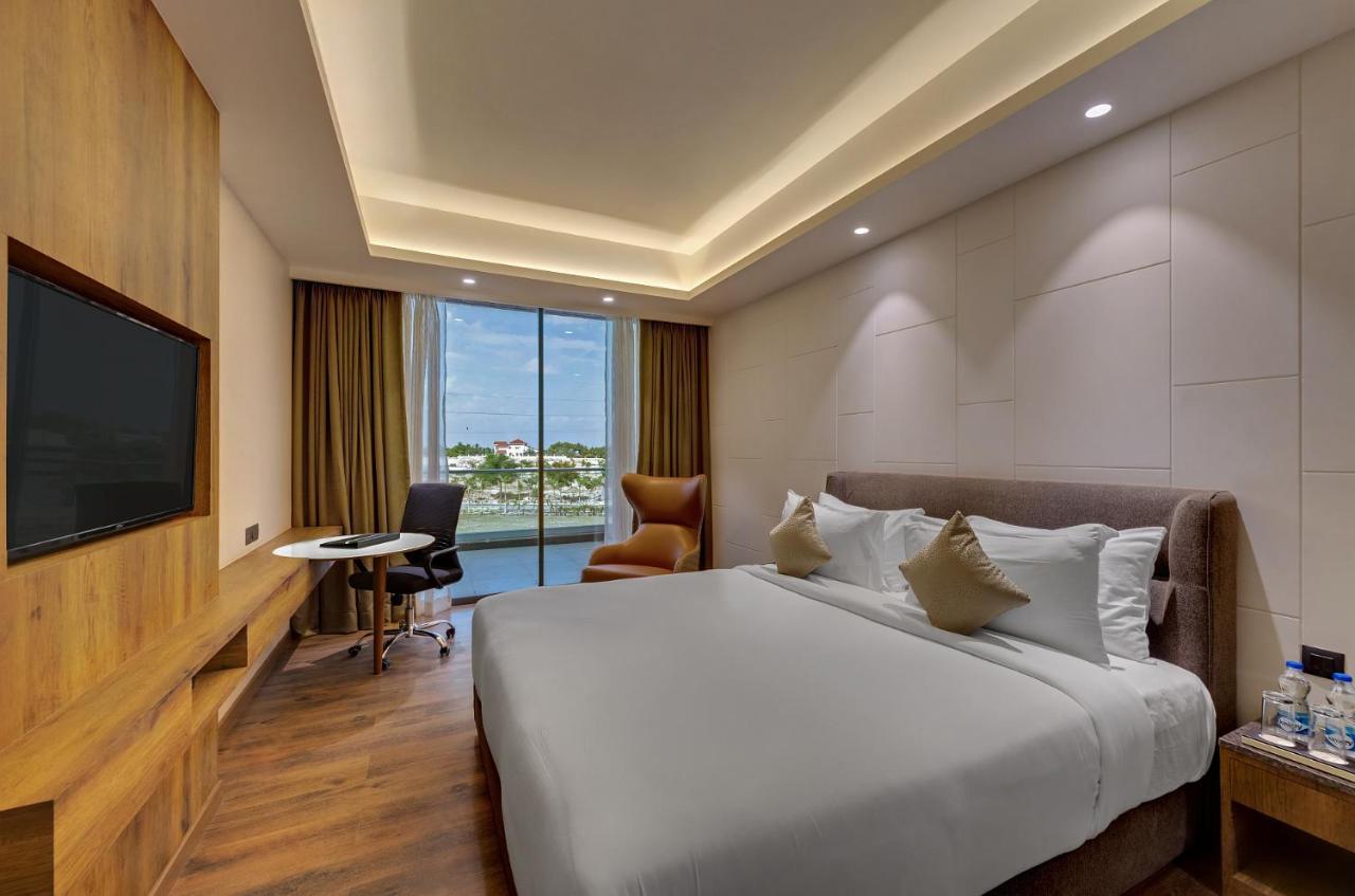 The Fern Royal Farm Resort, Anjār المظهر الخارجي الصورة