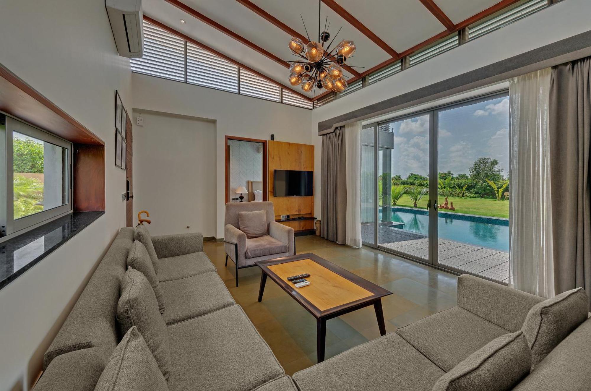 The Fern Royal Farm Resort, Anjār المظهر الخارجي الصورة