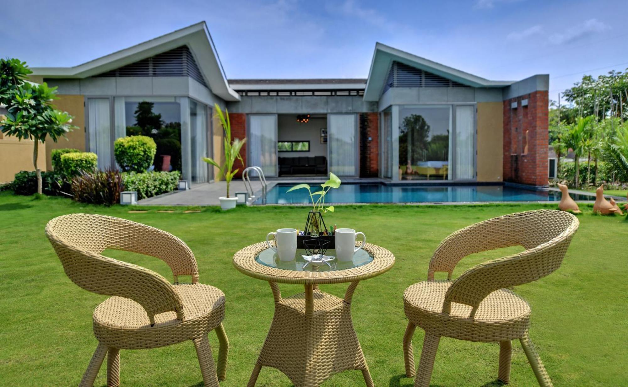 The Fern Royal Farm Resort, Anjār المظهر الخارجي الصورة
